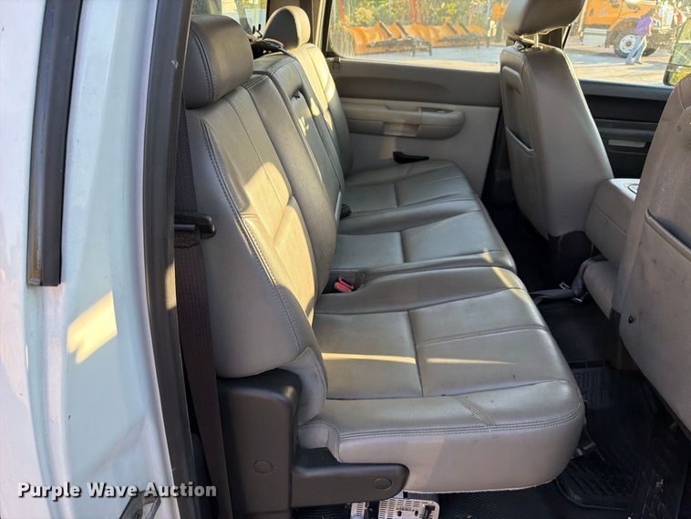 image for item FM6513 2013 Chevrolet Silverado 2500HD Crew Cab pickup truck