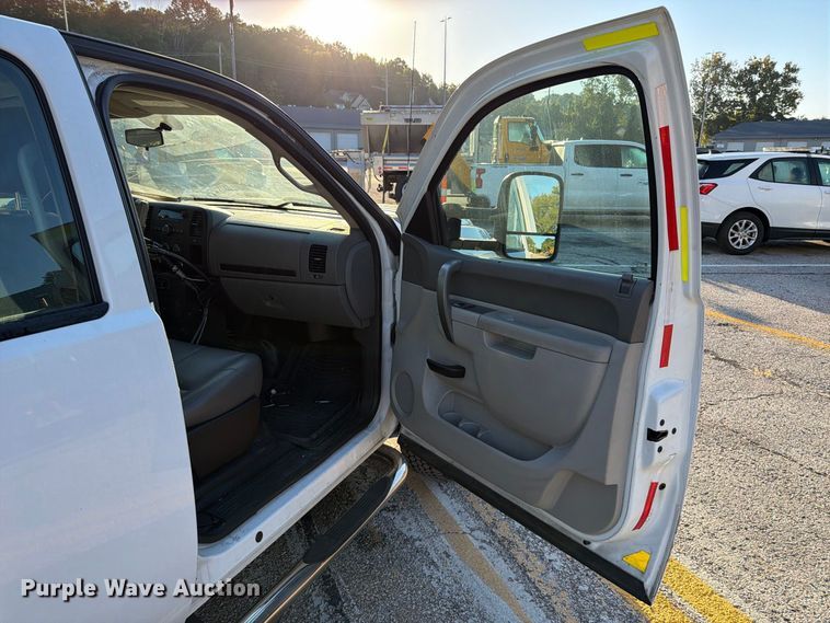 image for item FM6513 2013 Chevrolet Silverado 2500HD Crew Cab pickup truck