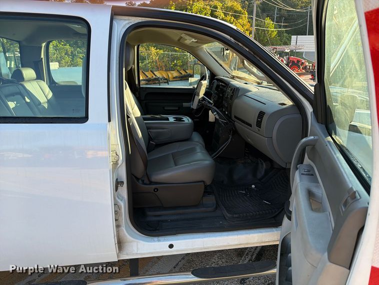 image for item FM6513 2013 Chevrolet Silverado 2500HD Crew Cab pickup truck