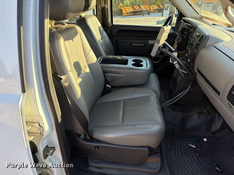 image for item FM6513 2013 Chevrolet Silverado 2500HD Crew Cab pickup truck