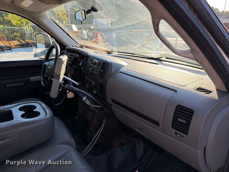 image for item FM6513 2013 Chevrolet Silverado 2500HD Crew Cab pickup truck