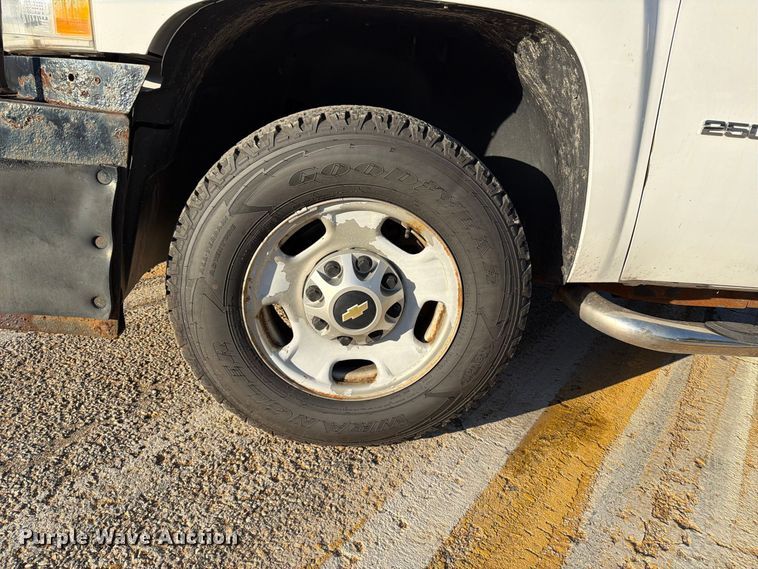 image for item FM6513 2013 Chevrolet Silverado 2500HD Crew Cab pickup truck
