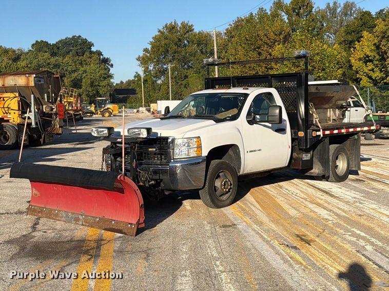 image for item FM6514 2009 Chevrolet Silverado 3500HD flatbed pickup truck
