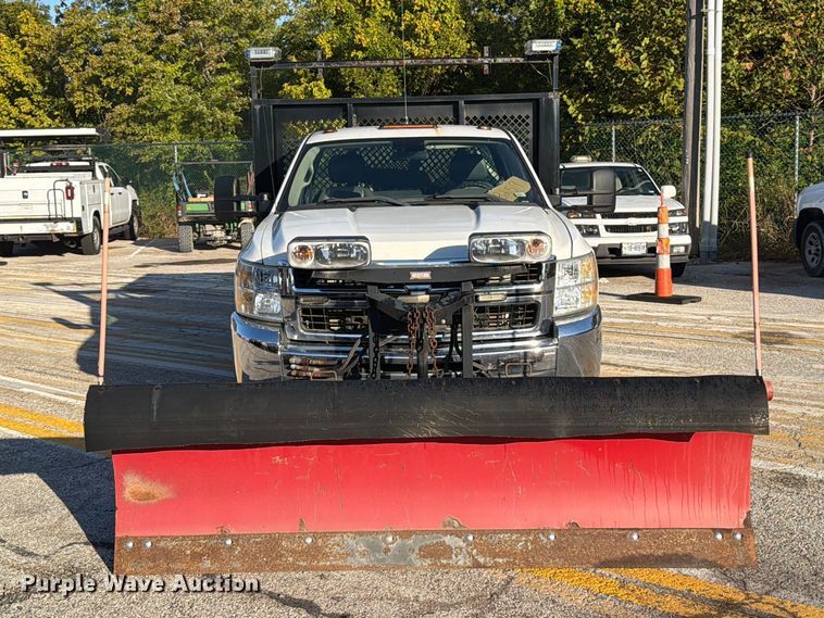 image for item FM6514 2009 Chevrolet Silverado 3500HD flatbed pickup truck