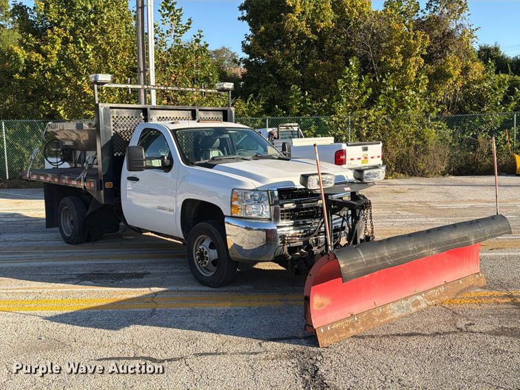 image for item FM6514 2009 Chevrolet Silverado 3500HD flatbed pickup truck