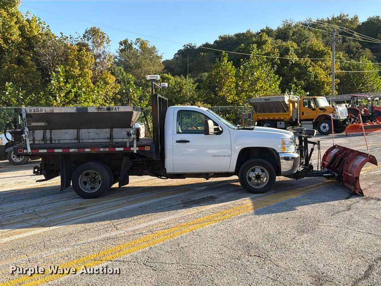 image for item FM6514 2009 Chevrolet Silverado 3500HD flatbed pickup truck