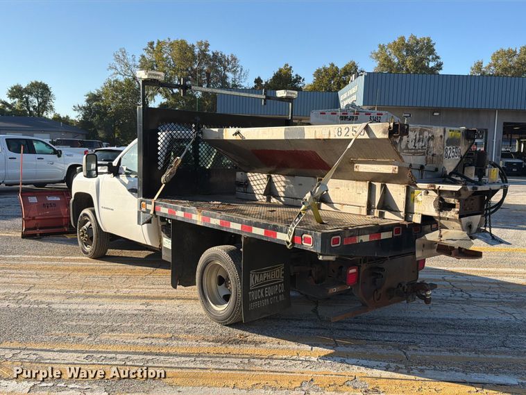 image for item FM6514 2009 Chevrolet Silverado 3500HD flatbed pickup truck