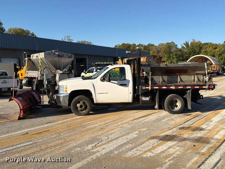 image for item FM6514 2009 Chevrolet Silverado 3500HD flatbed pickup truck