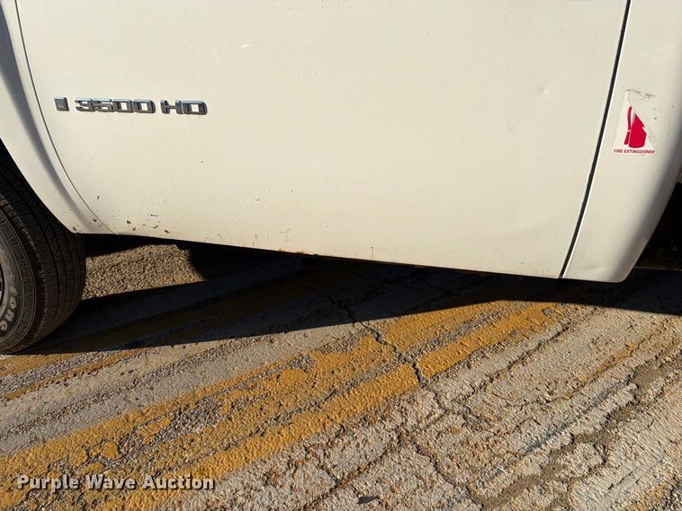 image for item FM6514 2009 Chevrolet Silverado 3500HD flatbed pickup truck