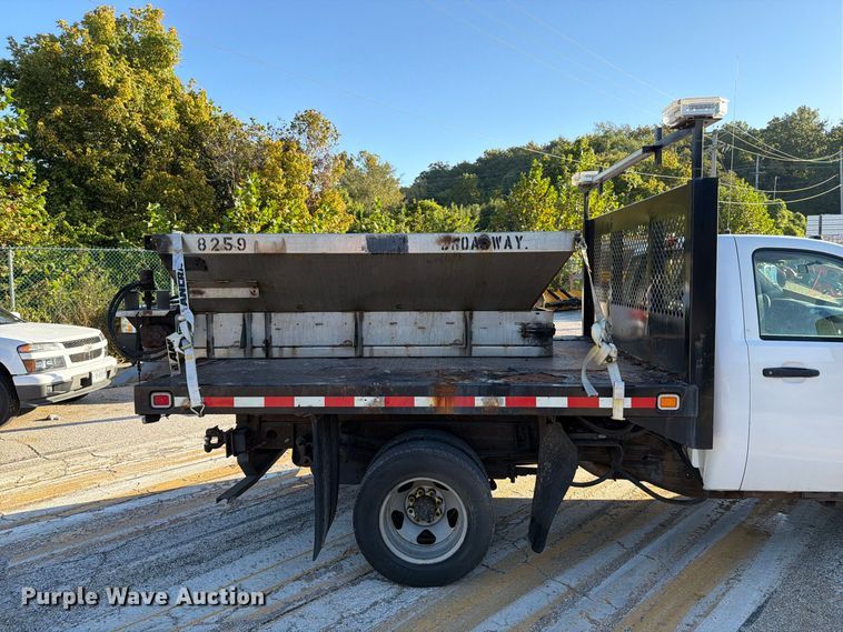 image for item FM6514 2009 Chevrolet Silverado 3500HD flatbed pickup truck