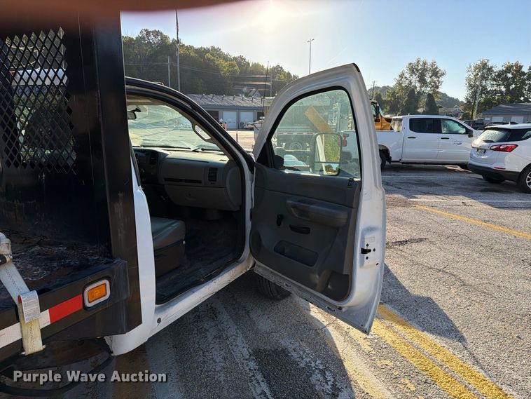 image for item FM6514 2009 Chevrolet Silverado 3500HD flatbed pickup truck