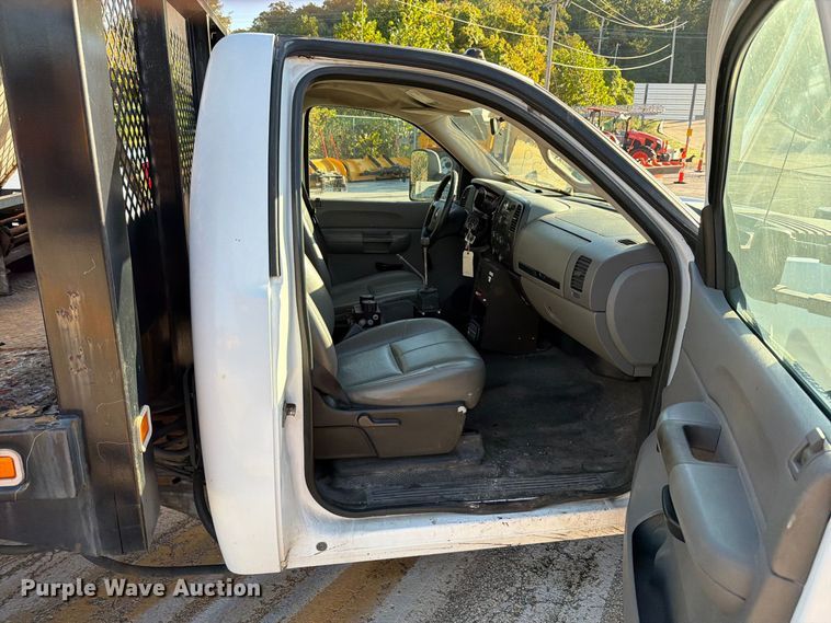 image for item FM6514 2009 Chevrolet Silverado 3500HD flatbed pickup truck