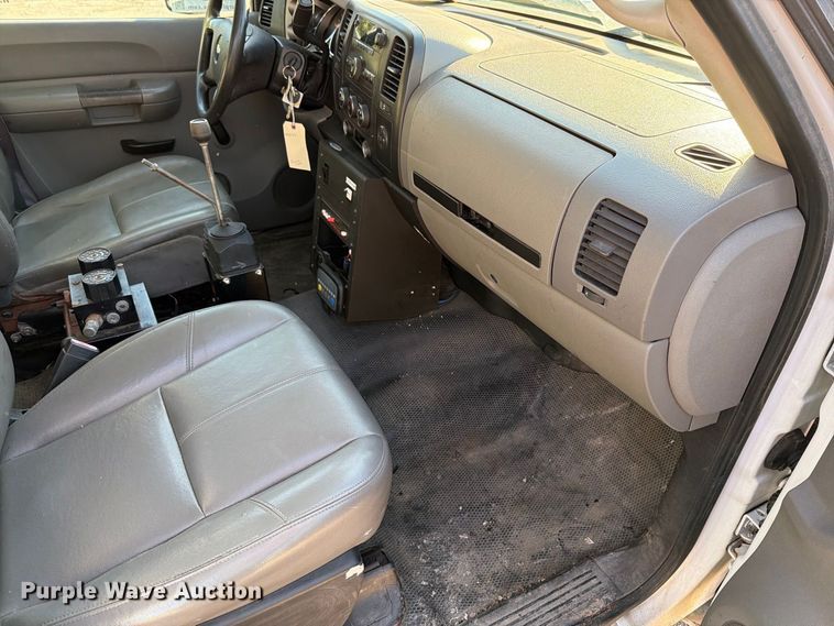 image for item FM6514 2009 Chevrolet Silverado 3500HD flatbed pickup truck