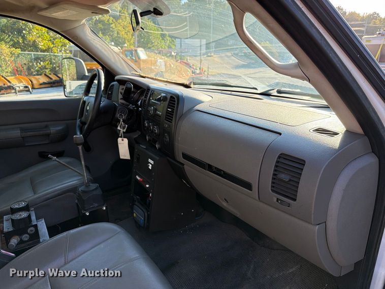 image for item FM6514 2009 Chevrolet Silverado 3500HD flatbed pickup truck