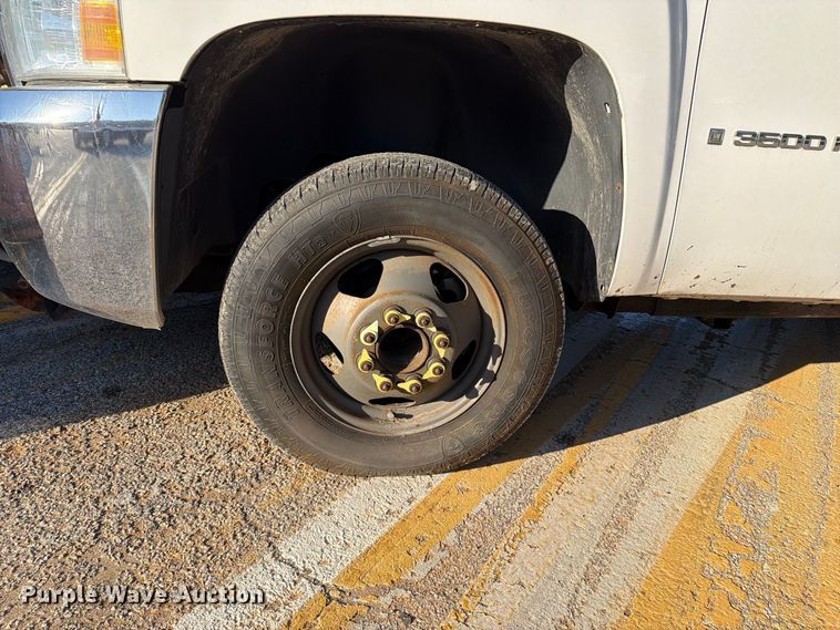 image for item FM6514 2009 Chevrolet Silverado 3500HD flatbed pickup truck