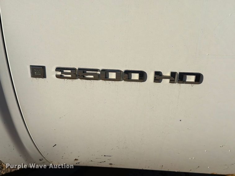 image for item FM6514 2009 Chevrolet Silverado 3500HD flatbed pickup truck