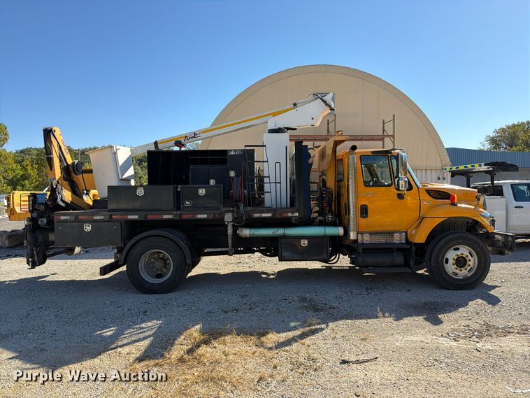 image for item FM6515 2012 International 7400 hook lift truck