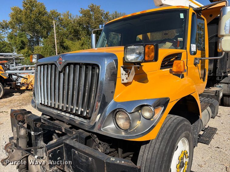 image for item FM6515 2012 International 7400 hook lift truck