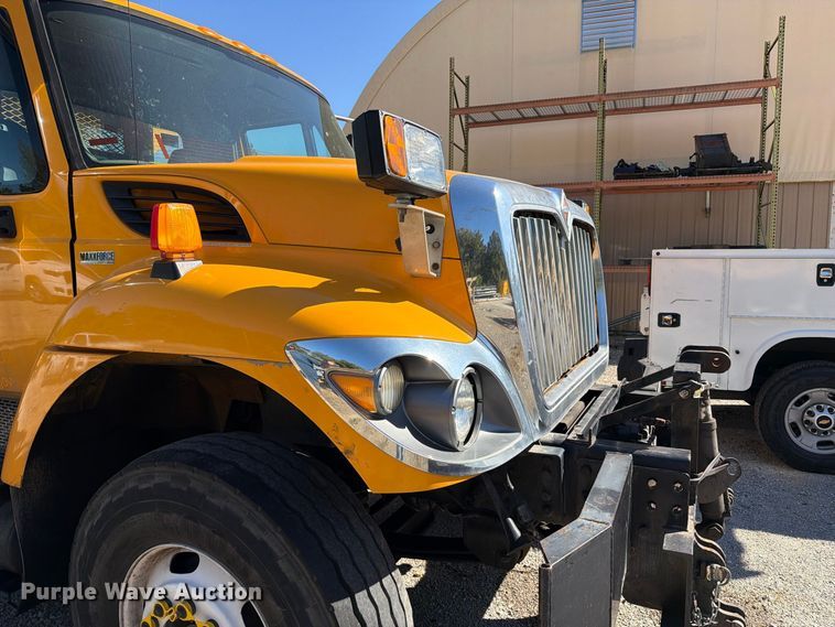 image for item FM6515 2012 International 7400 hook lift truck