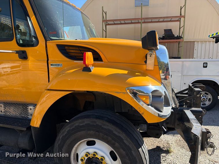 image for item FM6515 2012 International 7400 hook lift truck