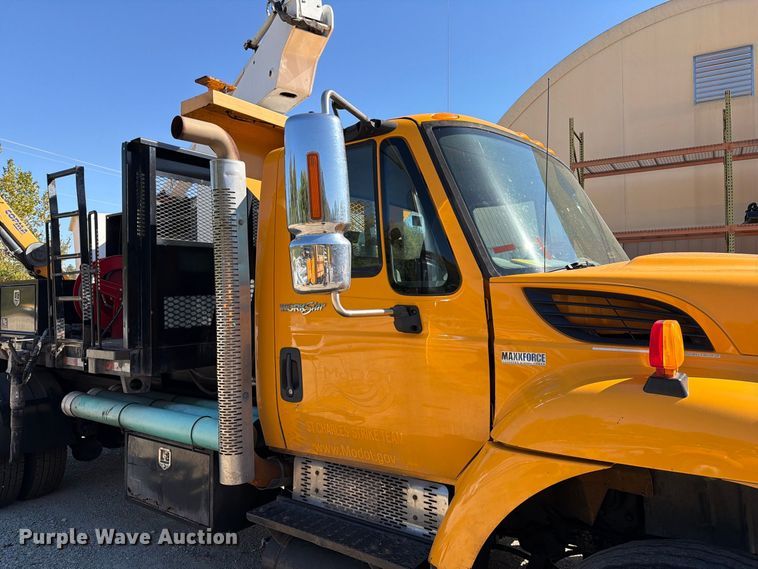 image for item FM6515 2012 International 7400 hook lift truck