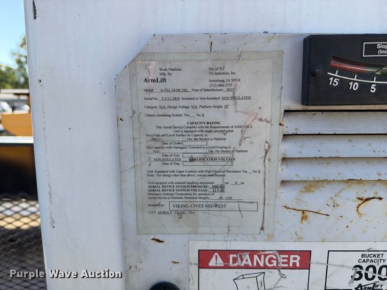image for item FM6515 2012 International 7400 hook lift truck
