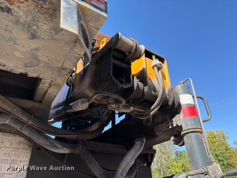 image for item FM6515 2012 International 7400 hook lift truck
