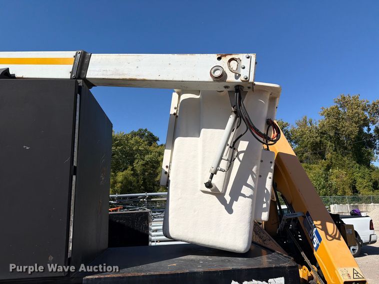 image for item FM6515 2012 International 7400 hook lift truck