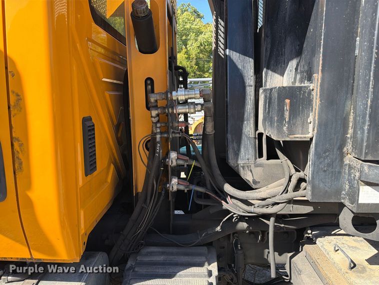 image for item FM6515 2012 International 7400 hook lift truck