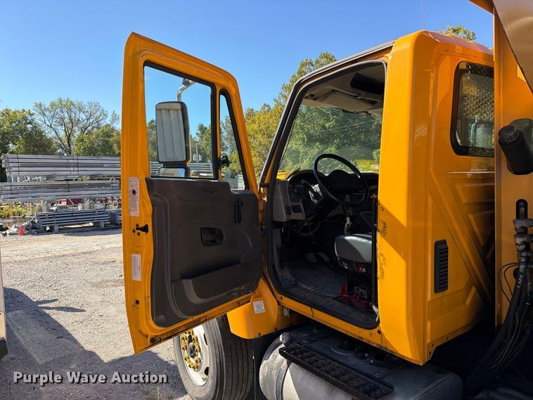 image for item FM6515 2012 International 7400 hook lift truck