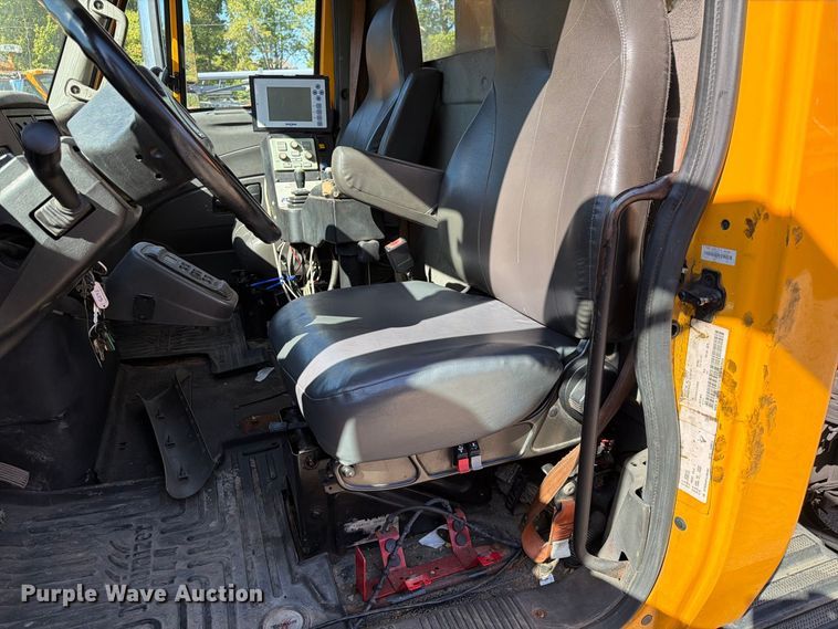 image for item FM6515 2012 International 7400 hook lift truck