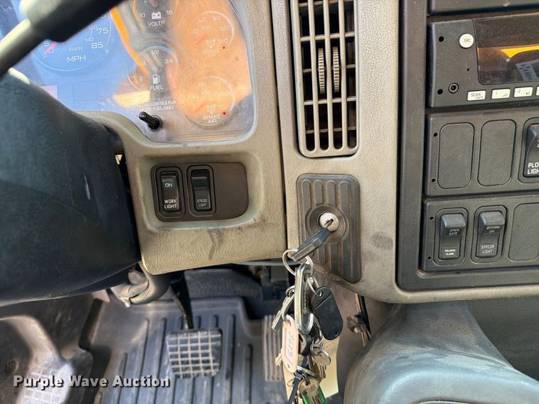 image for item FM6515 2012 International 7400 hook lift truck