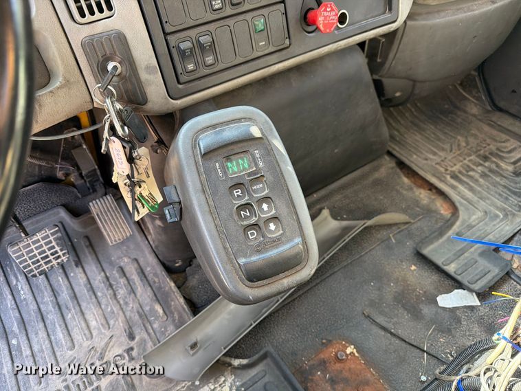 image for item FM6515 2012 International 7400 hook lift truck