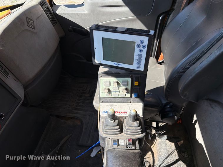 image for item FM6515 2012 International 7400 hook lift truck