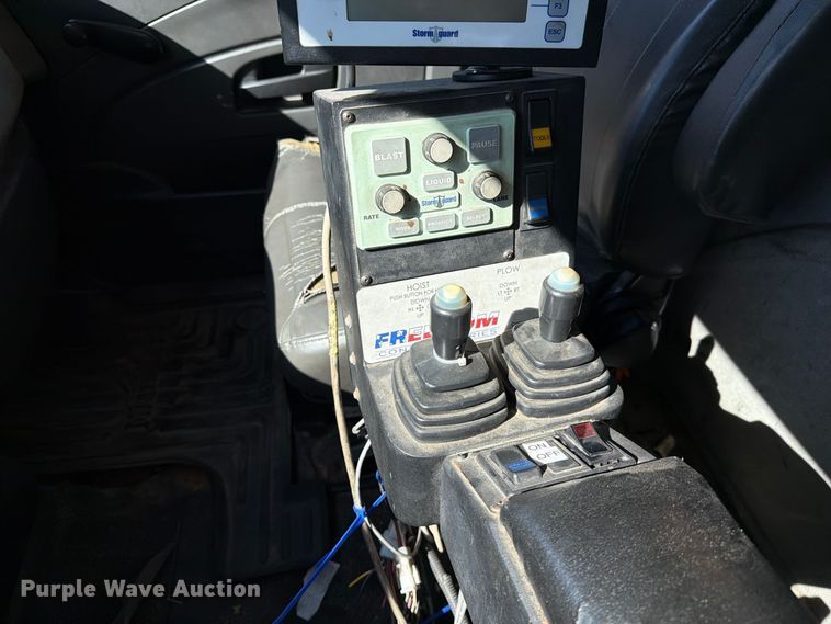 image for item FM6515 2012 International 7400 hook lift truck