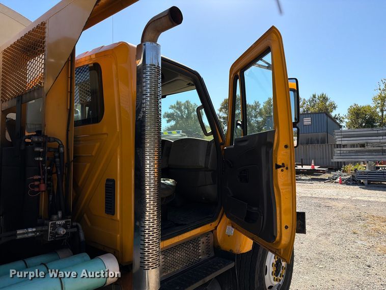 image for item FM6515 2012 International 7400 hook lift truck