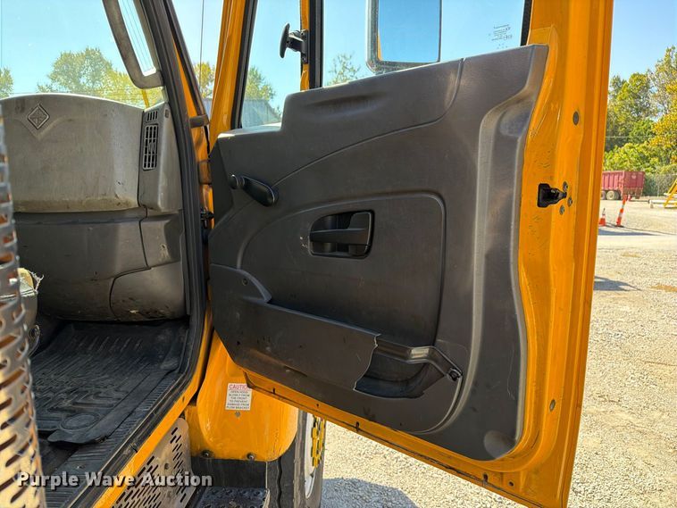image for item FM6515 2012 International 7400 hook lift truck