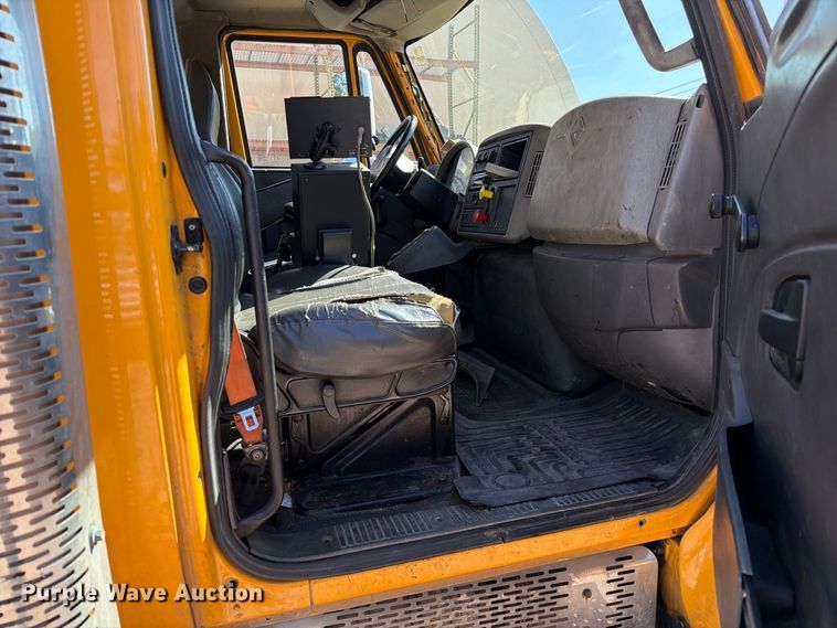image for item FM6515 2012 International 7400 hook lift truck