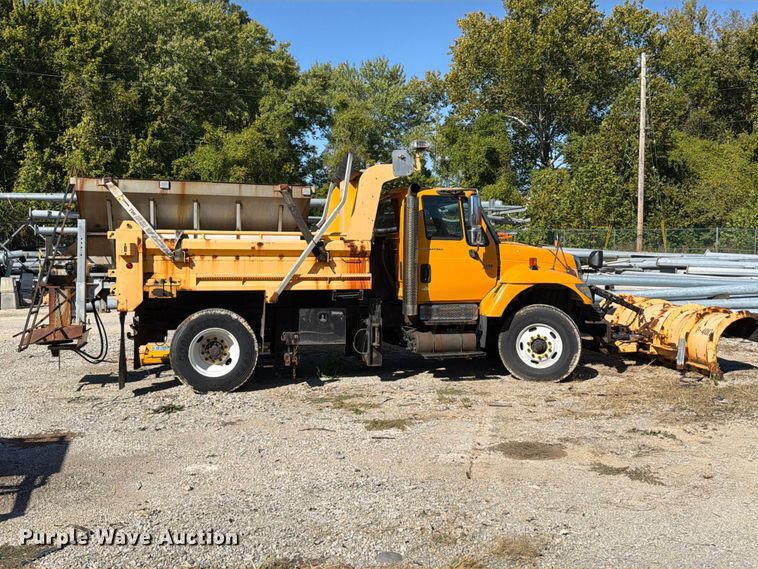 image for item FM6521 2006 International 7400 dump truck