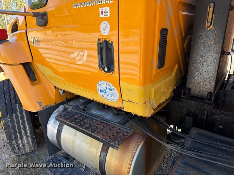 image for item FM6521 2006 International 7400 dump truck