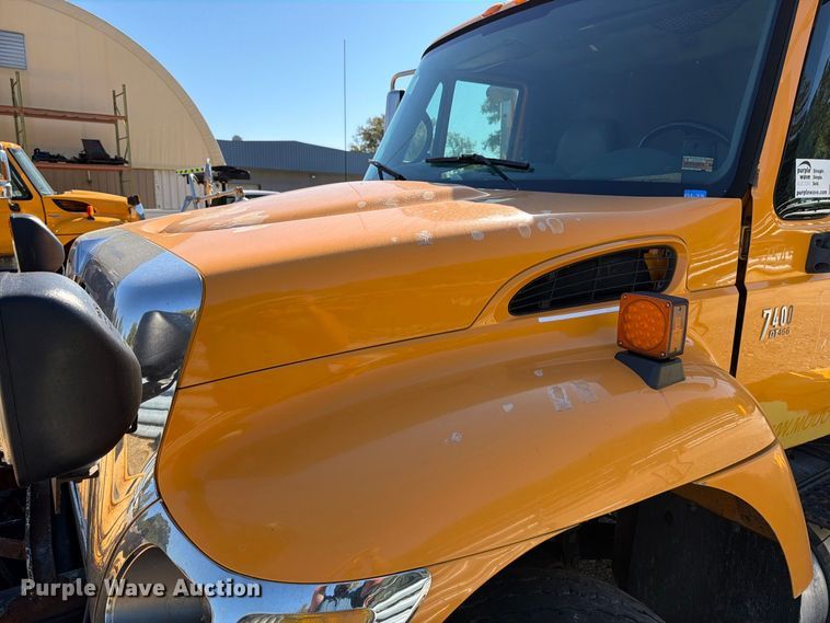 image for item FM6521 2006 International 7400 dump truck