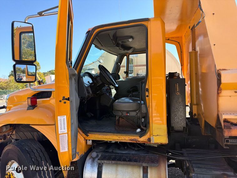 image for item FM6521 2006 International 7400 dump truck