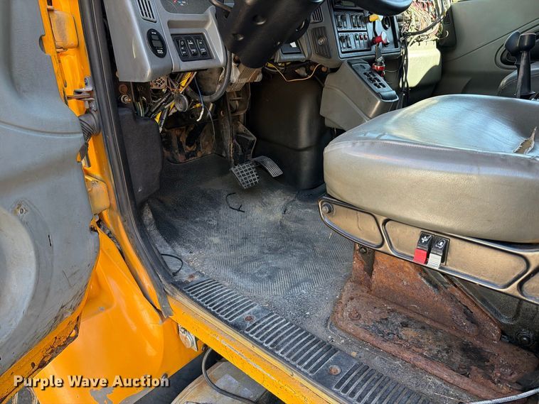 image for item FM6521 2006 International 7400 dump truck