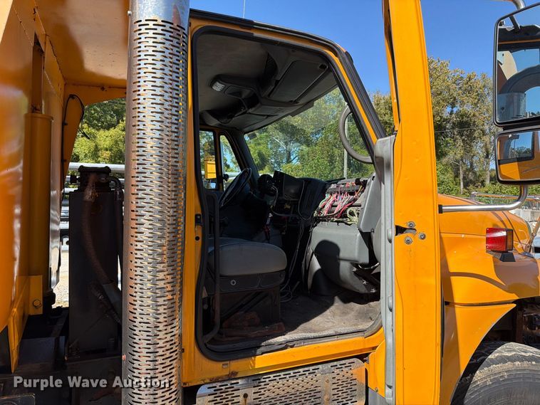 image for item FM6521 2006 International 7400 dump truck