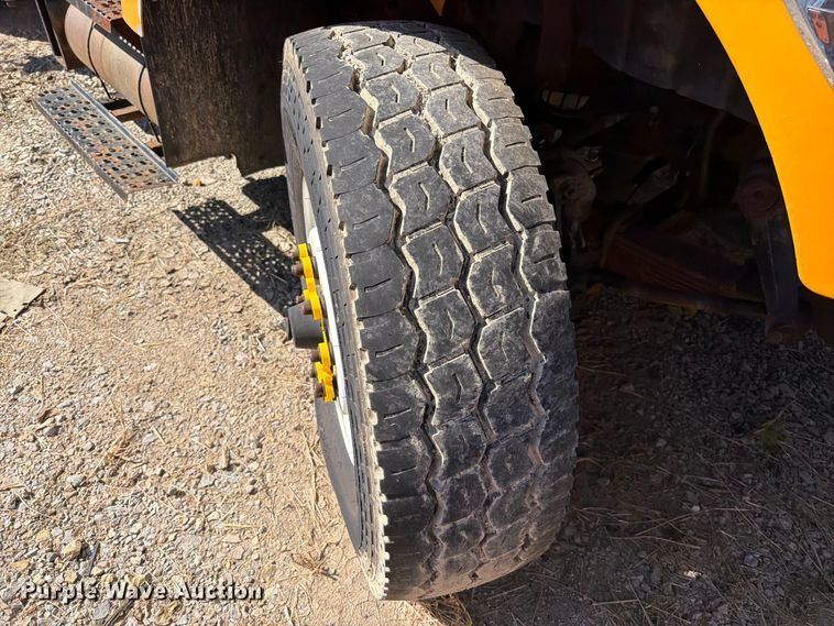 image for item FM6521 2006 International 7400 dump truck