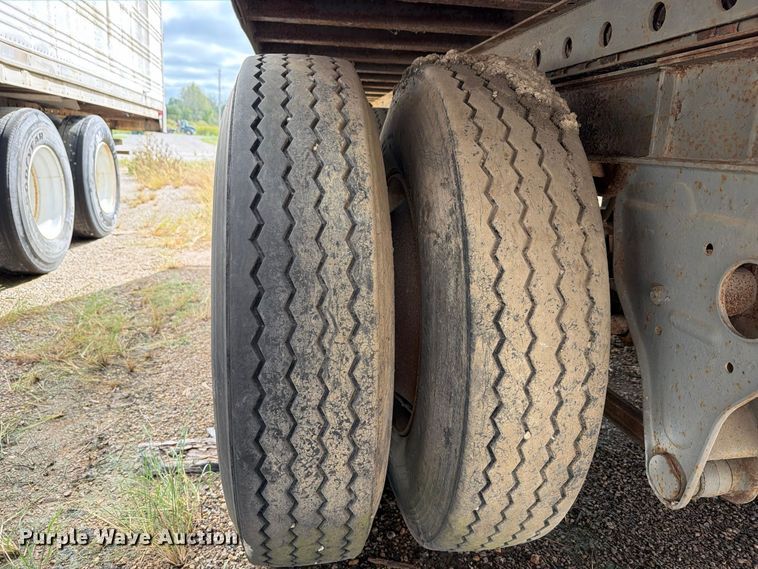 image for item FN5869 1985 Fruehauf FBX-F2-48-11-W1.5-102 dry van trailer