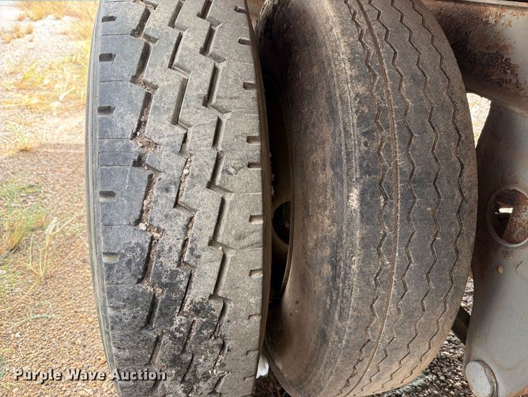 image for item FN5869 1985 Fruehauf FBX-F2-48-11-W1.5-102 dry van trailer