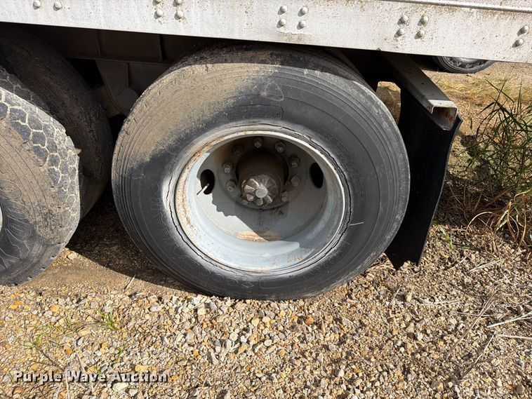 image for item FN5869 1985 Fruehauf FBX-F2-48-11-W1.5-102 dry van trailer