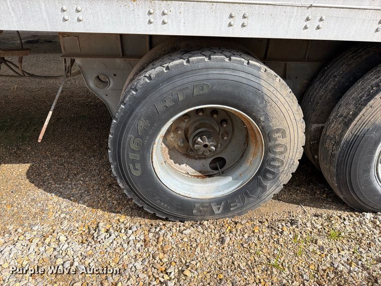 image for item FN5869 1985 Fruehauf FBX-F2-48-11-W1.5-102 dry van trailer