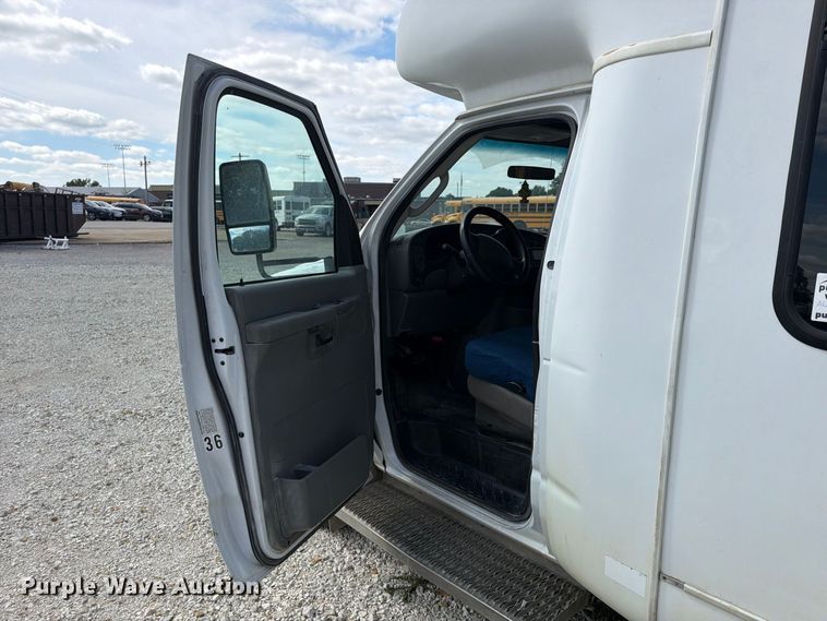 image for item FP4063 2008 Ford E-350 Bus